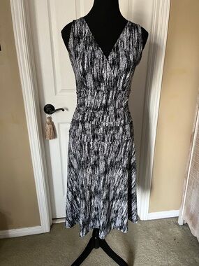 Reitmans Black & White V-Neck Midi Dress